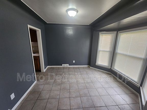 4th image of 19419 Westphalia St