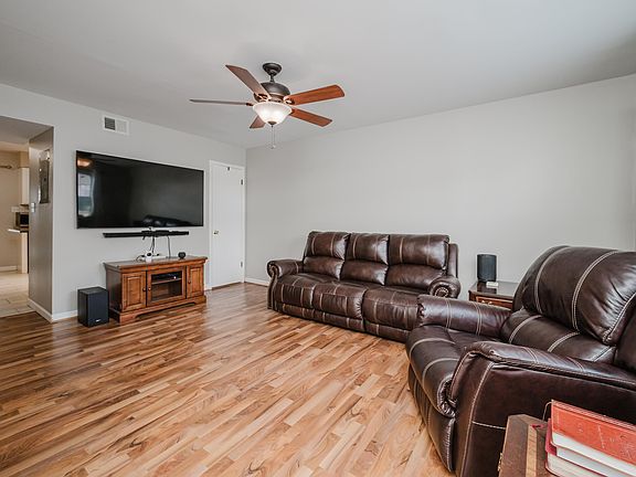 2nd image of 1557 Applegate Ln