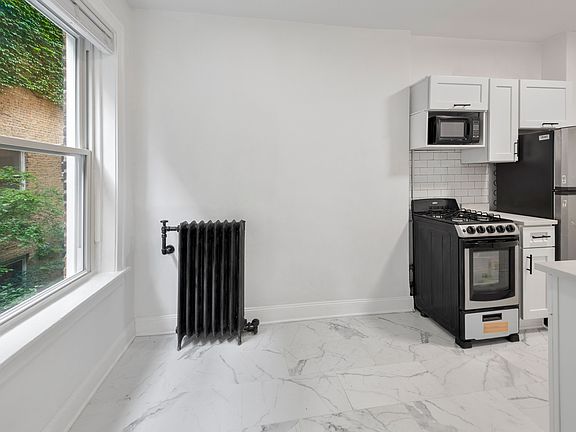 4th image of 915 W Carmen Ave #G