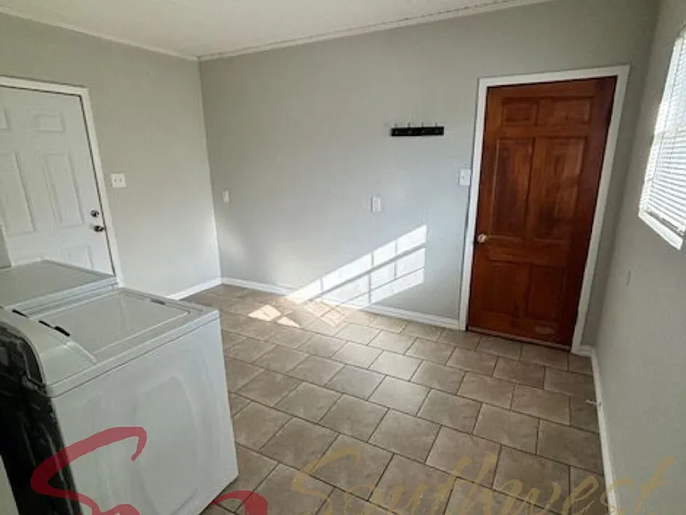 1110 N Neblett St — Photo 3