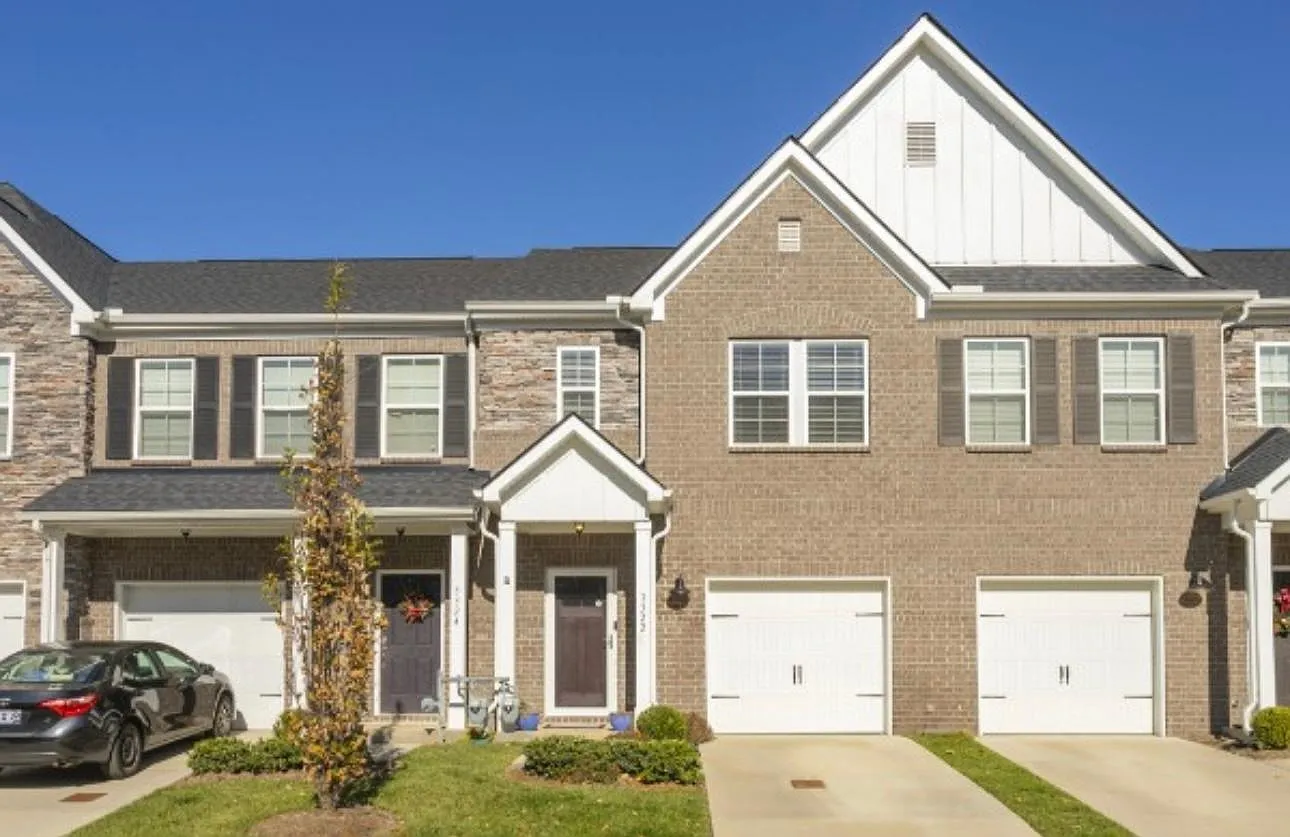 3 bed, 2.5 bath, 1635 sqft, $1,999 — Photo 3