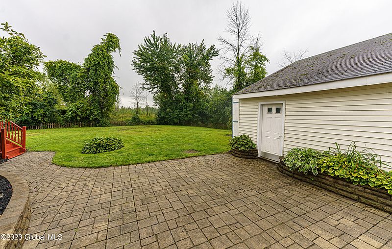 4th image of 596 Meadowdale Road