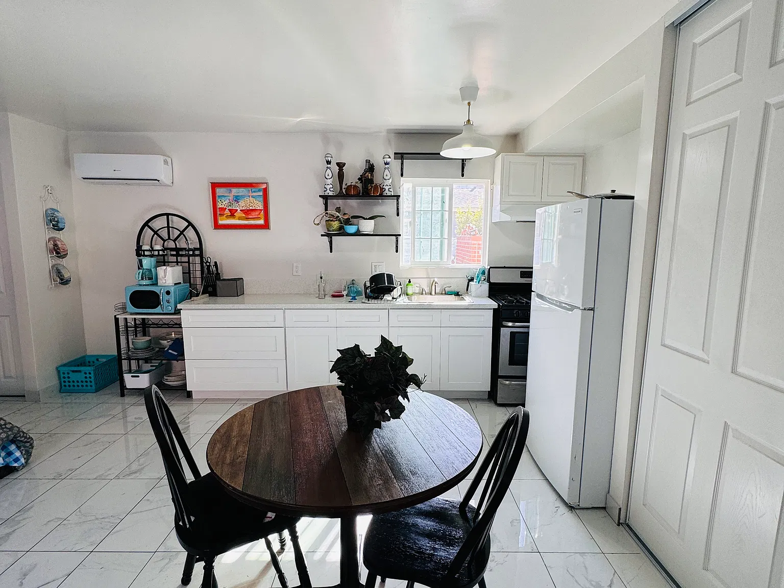 2911 Jarvis St — Photo 3