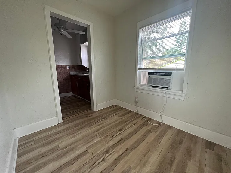 242 Taylor Ave S #1/2 — Photo 14