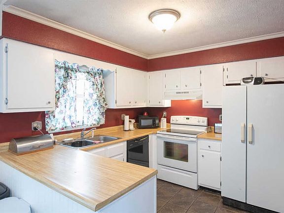 4th image of 3214 Mirror Lake Dr