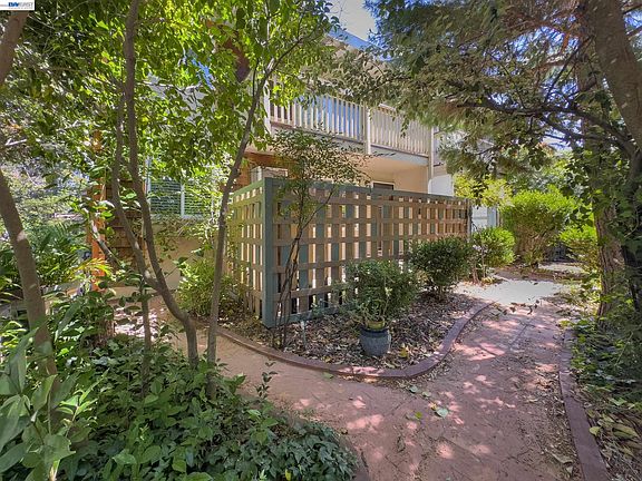 5th image of 205 Muir Rd