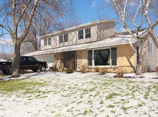 322 W Beech Dr, Schaumburg, IL 60193