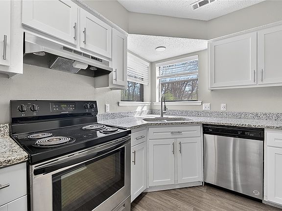 5th image of 2107 N East Oaks Dr