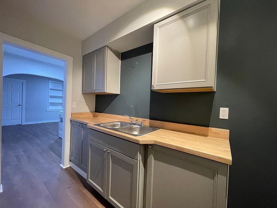 1st image of 2228 N Astor St #4