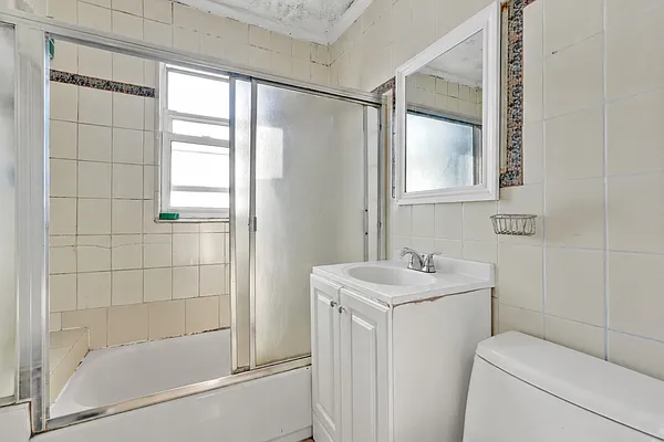 Bathroom, photo 1