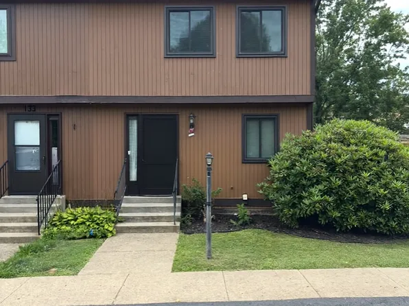 135 Parkwood Dr, Cranberry Township, PA 16066