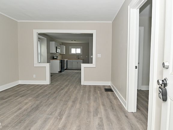 4th image of 17 E Legrande Ave