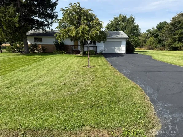 1571 Clayton Rd, Brookville, OH 45309