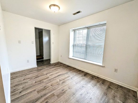 3rd image of 5816 Burke Manor Ct