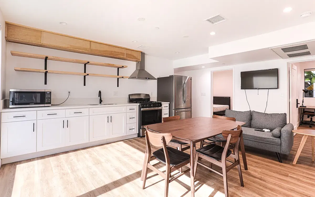 12 bed, 4017 sqft, $875 — Photo 3