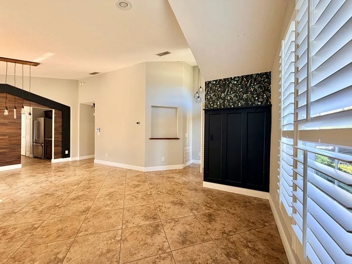 Building Photo - 2117 Briarcliff Cir