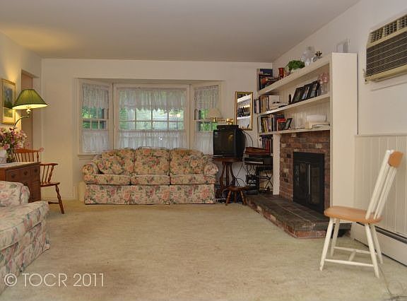 4th image of 184 Irving St