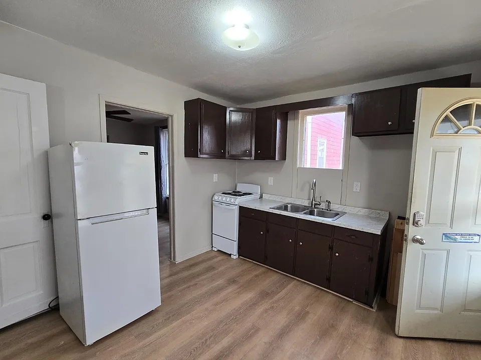 137 4th Ave SE #2