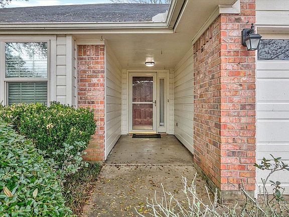 4th image of 1081 Meadowvale Dr