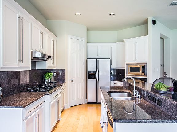 3rd image of 6925 Medallion Dr