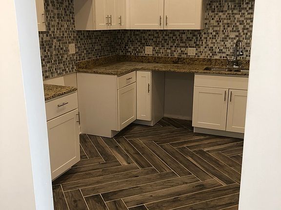 3rd image of 671 Circle Dr