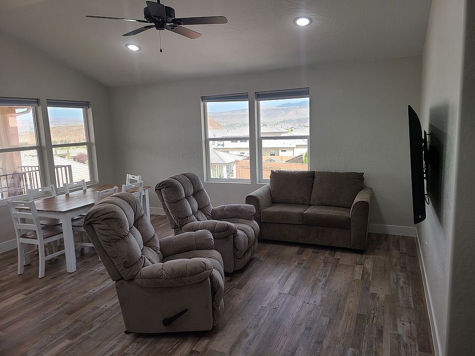 Living room/ Dining room area