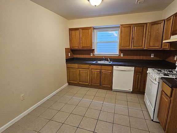 3rd image of 31 Bragaw Ave Floor 1
