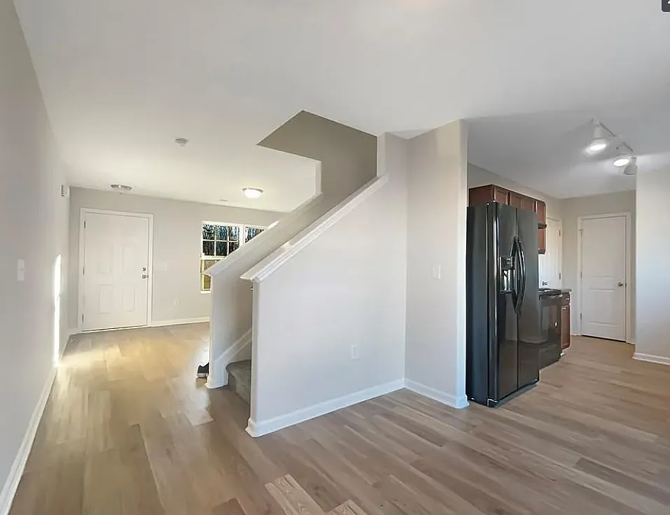 3 bed, 2.5 bath, 1233 sqft, $2,200 — Photo 4