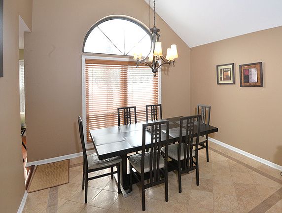 3rd image of 18 Ascot Cir