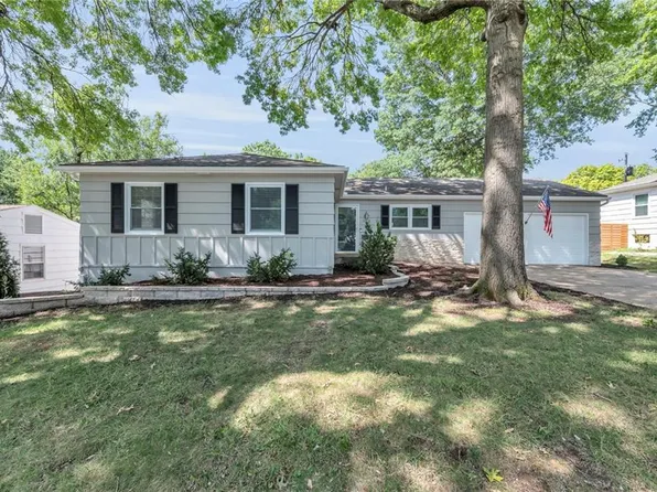 10118 Maple Dr, Overland Park, KS 66207