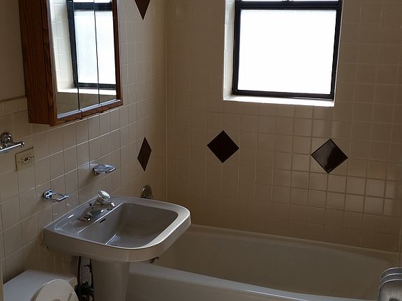 5th image of 7239 S Jeffery Blvd APT 1D