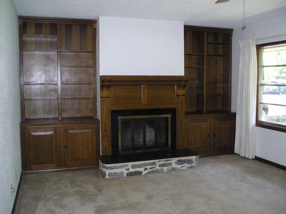 Living Rm w/ Fireplace