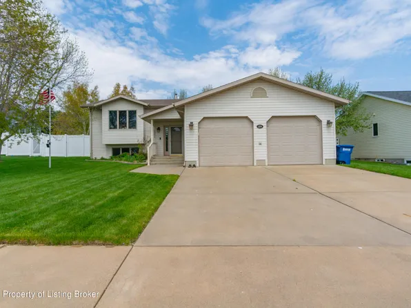 2234 3rd St W, Dickinson, ND 58601