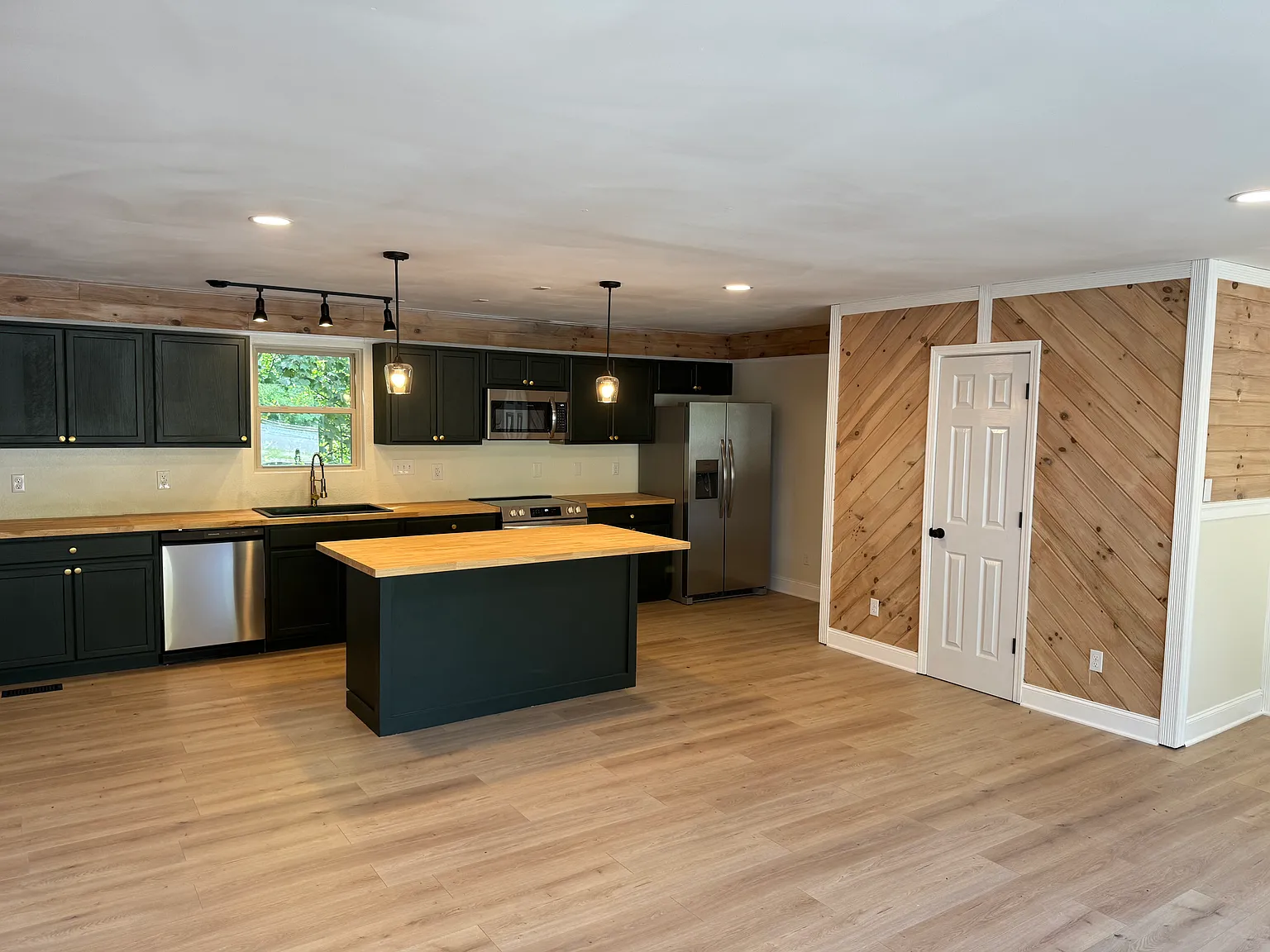 3 bed, 4.5 bath, 2500 sqft, $2,300 — Photo 2