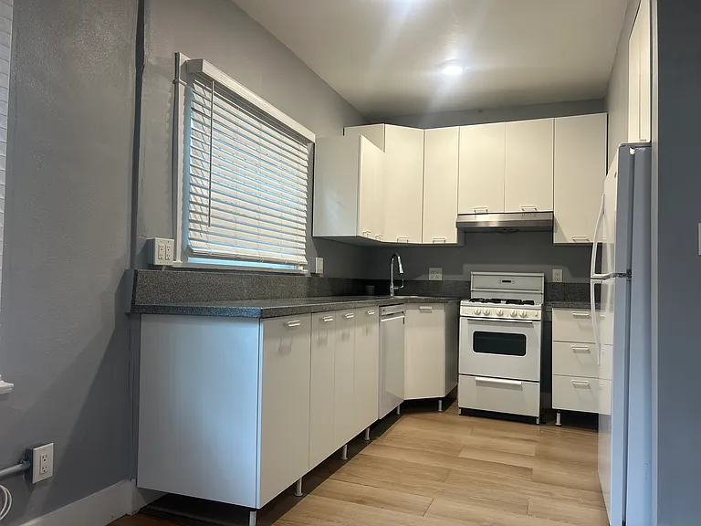 635 Elm Ave #10 — Photo 6