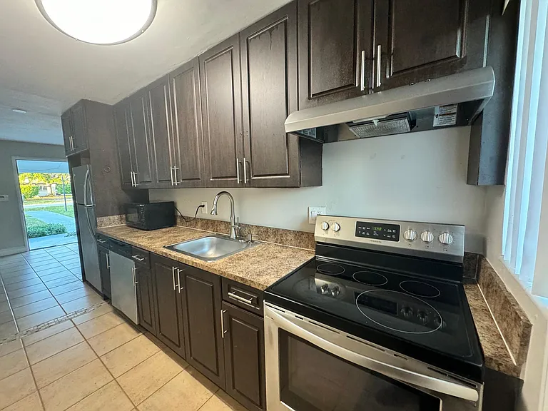 540 NE 45th St #11 — Photo 3