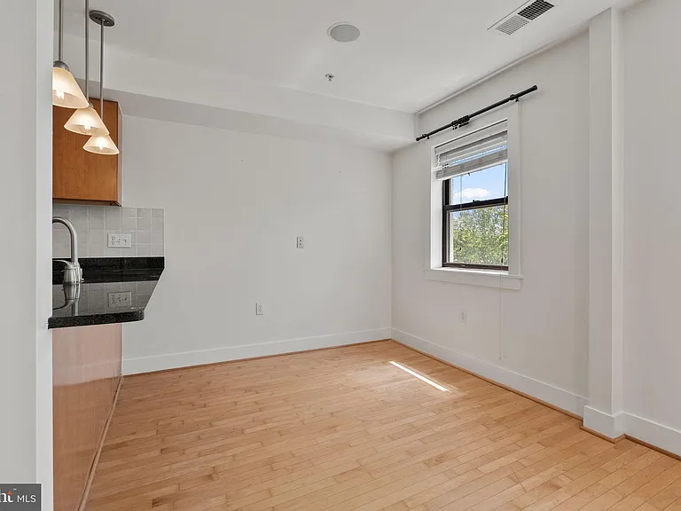 1524 Independence Ave SE #303 — Photo 12