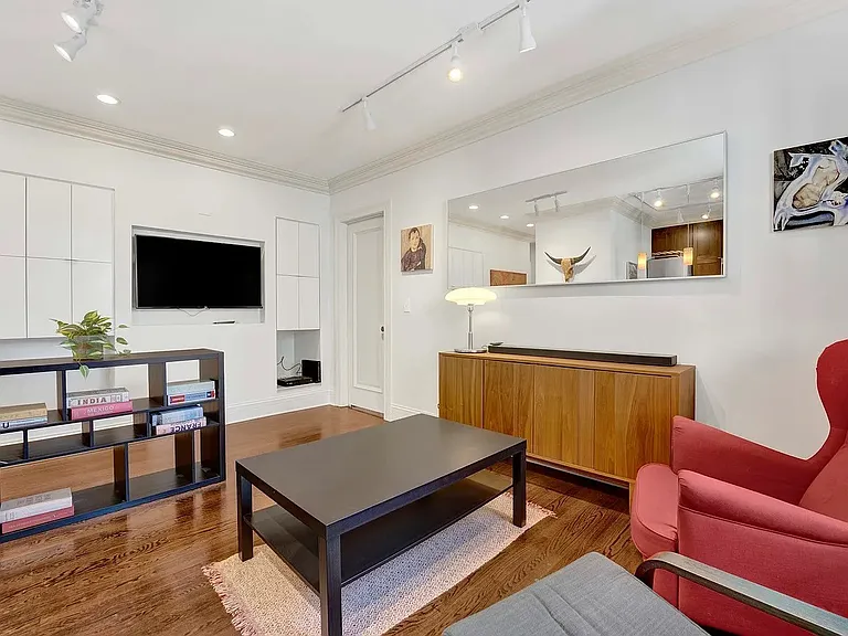 2026 N Burling St #307 — Photo 11