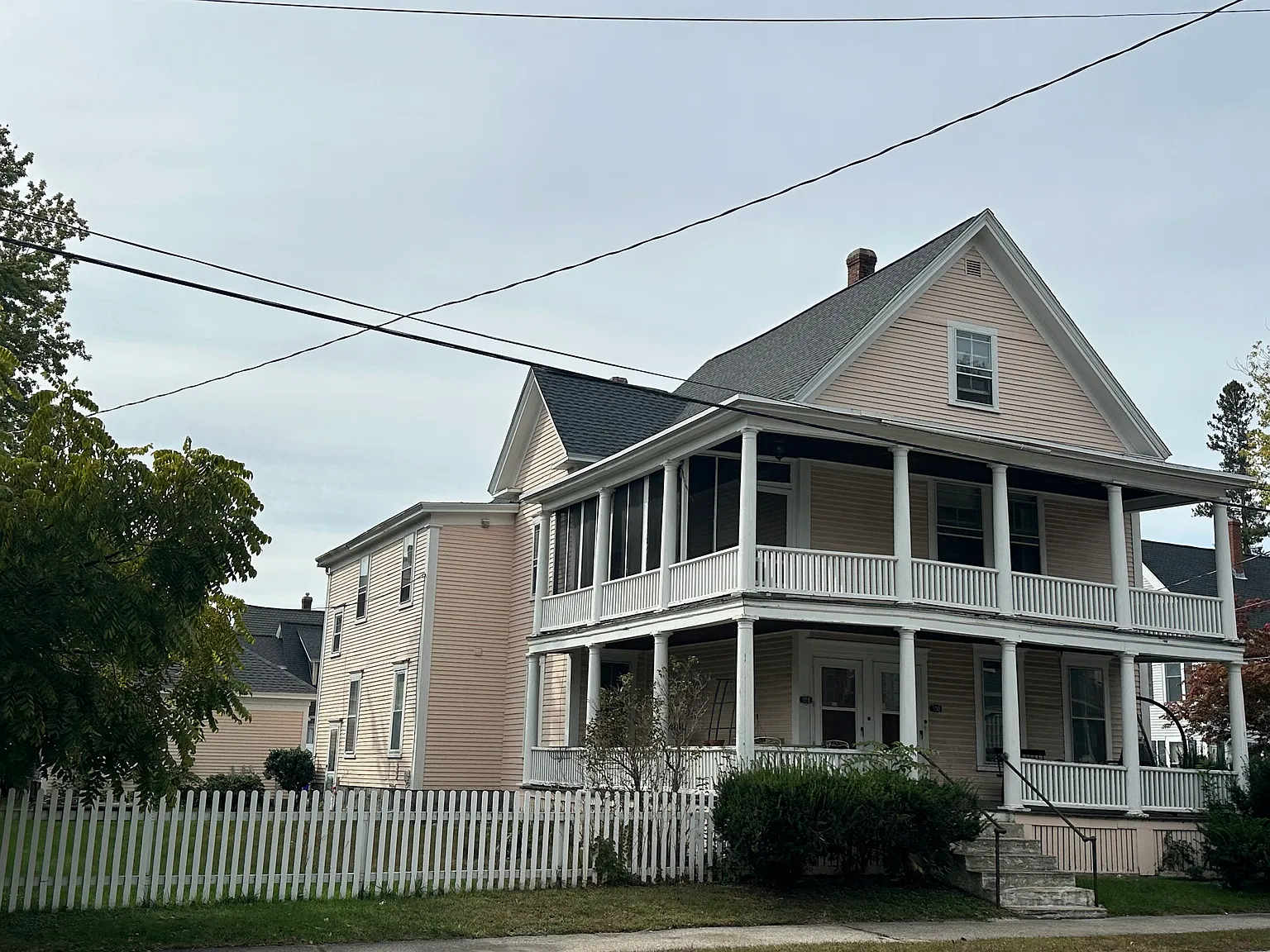 3 bed, 1600 sqft, $2,200 — Photo 2