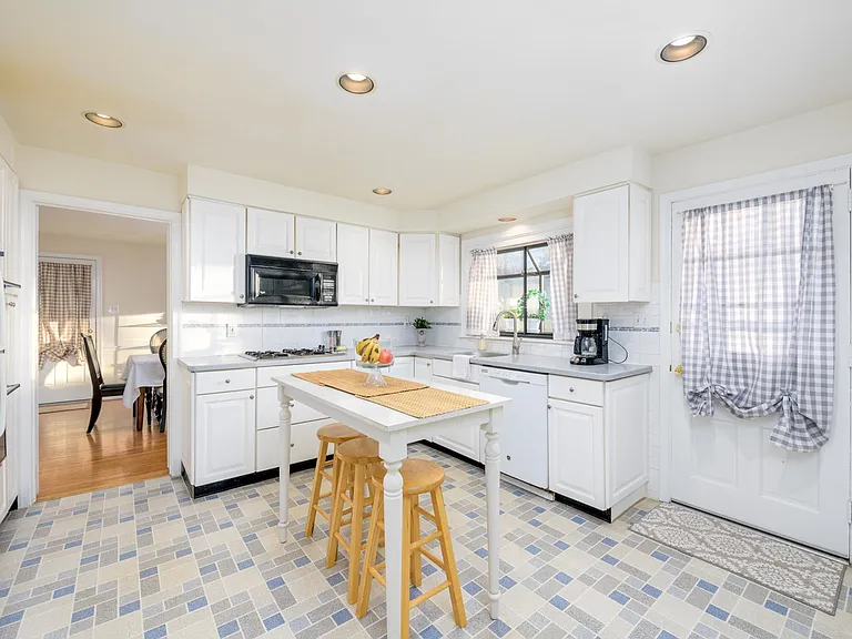 232 Spruce Tree Rd — Photo 5