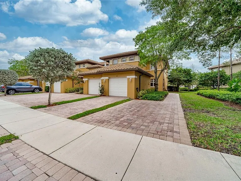 8012 NW 128th Ln — Photo 2