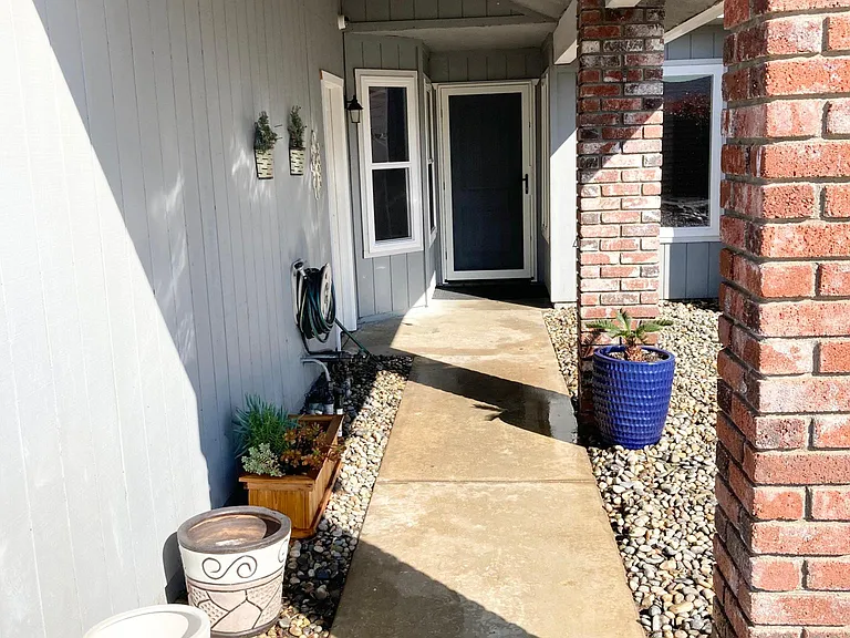 3564 W Princeton Ave — Photo 2