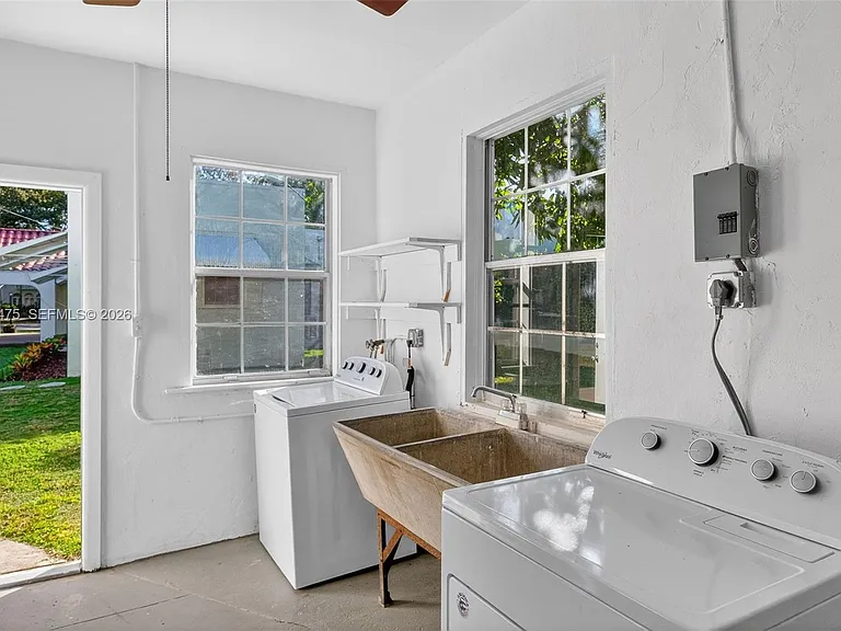1305 Alhambra Cir — Photo 52