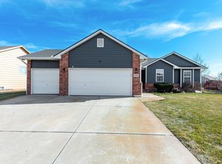 1048 N Meadow Rd, Valley Center, KS 67147