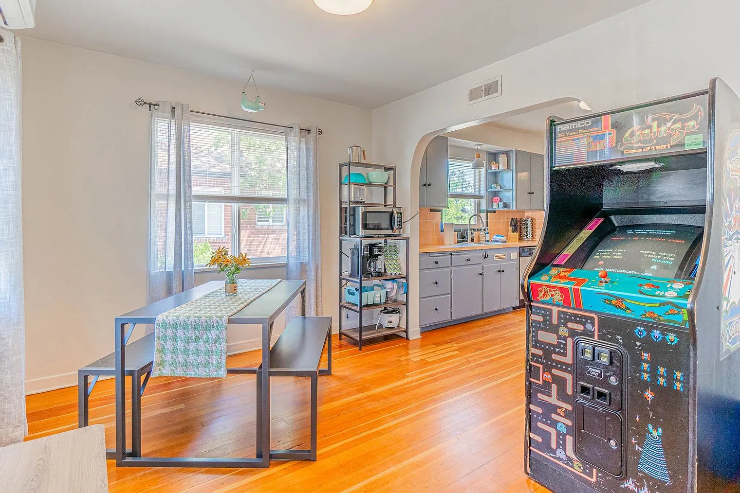 2 bed, 1.0 bath, 979 sqft, $4,412 — Photo 2