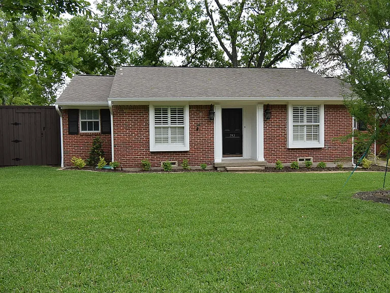 743 Newberry Dr — Photo 1