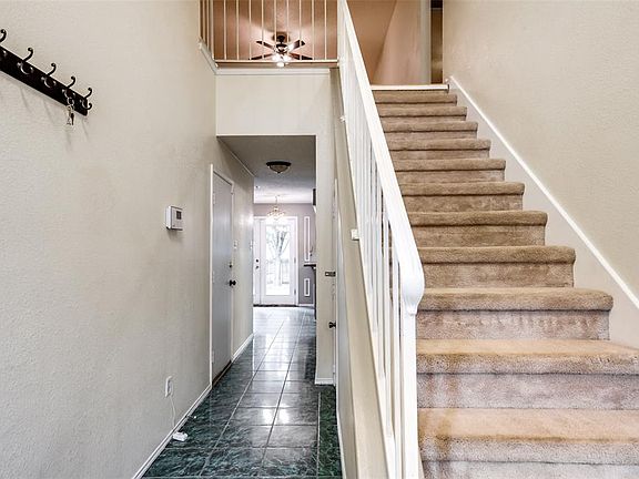 4th image of 904 W Lovers Ln
