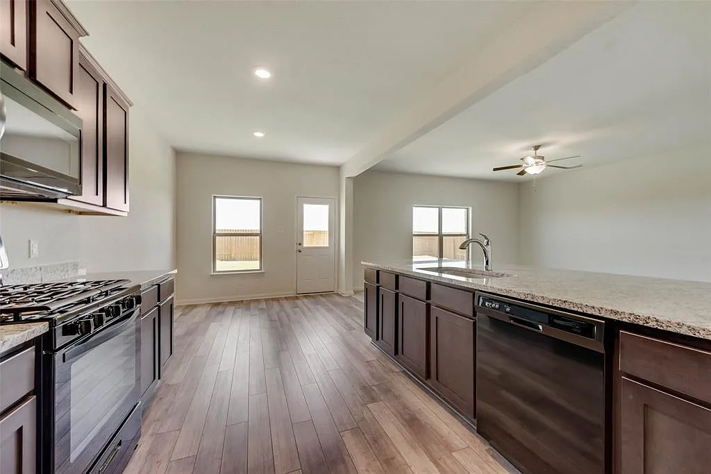 4 bed, 2153 sqft, $2,500 — Photo 4
