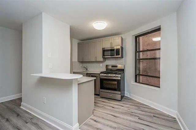 3 bed, 800 sqft, $3,120 — Photo 3