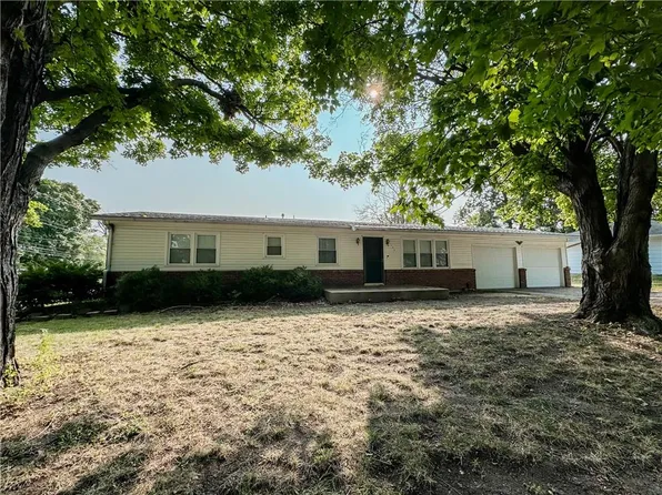 102 S Hayes St, Garnett, KS 66032